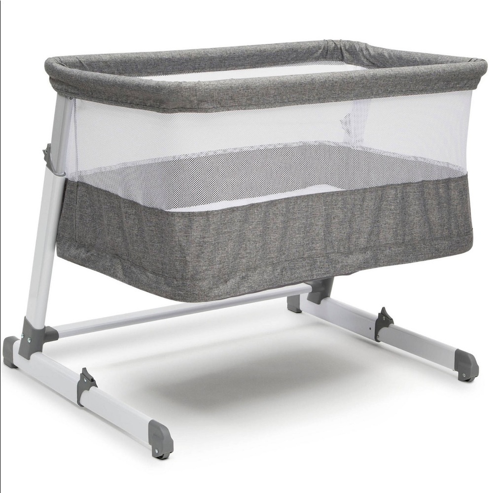 Simmons room2grow bassinet
